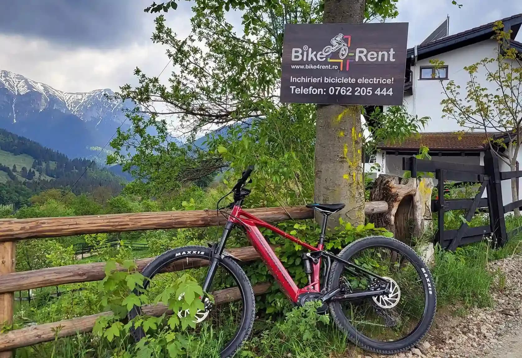 E-bike Bike4Rent, cu munții Branului în fundal