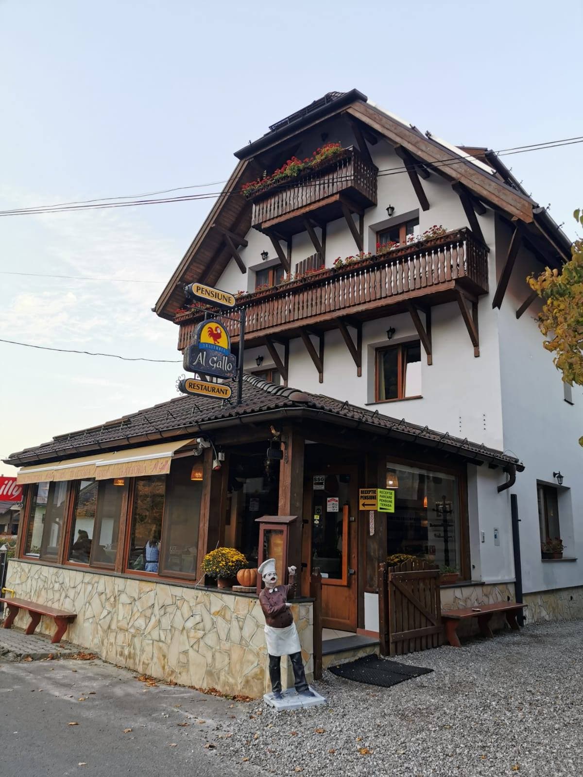 Fațada și terasa Trattoria Al Gallo, în Bran